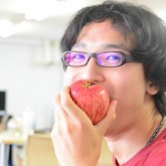 tinder風の英単語学習アプリ「mikan」に可能性を感じるが、宇佐美氏のプロフ写真はリンゴ食べてる
